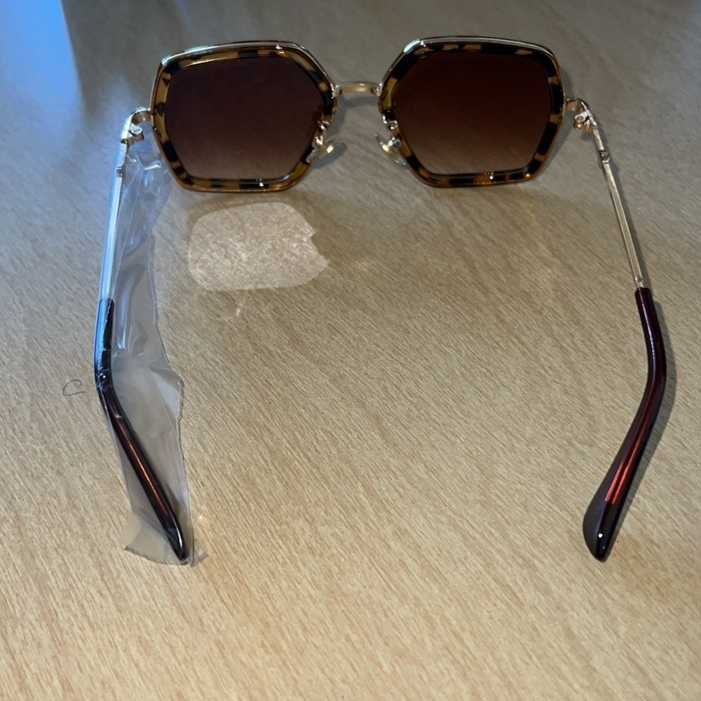 Unisex kids Tortoise print frame sunglasses. NWOT - Picture 2 of 2